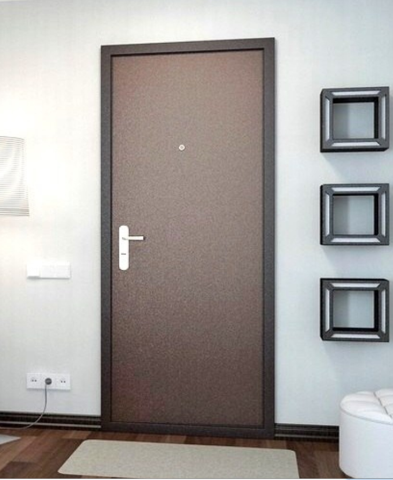 Первое отличие – неблагоприятные условия эксплуатации. Проще говоря – если на двери в квартиру будет влиять разве что сигаретный дым, то на даче она должна перенести дожди, туманы, снег и прочие сюрпризы природы. Соответственно, материал изготавления для загородного дома, должен обладать повышенной влагостойкостью. Повышенные требования и к конструкции входных дверей для дачи. Чтобы соответствовать этим требованиям, производители используют фурнитуру с особо стойкими покрытиями, долговечные замки, влагостойкие панели для отделки.    Второе существенное отличие – жесткость дверной коробки в загородном доме должна быть на порядок выше, чем в квартире. Обусловлено это особенностями конструкции дома – чаще всего, особенно в деревянных домах, стены и фундамент способны изменять свою геометрию. Результатом этого может стать заклинивание. Чтобы избежать возникновения подобной проблемы, коробка двери должна быть усиленной. Третье отличие, весьма неожиданное – это отсутствие необходимости в высокой вломостойкости. Для злоумышленников, которые хотят проникнуть в квартиру, именно дверь становится главным препятствием. Поэтому и требования к ее прочности довольно высокие.Если же злоумышленник планирует проникнуть в загородный дом, во-первых, ему проще воспользоваться для этой цели окнами (даже если окно защищено решеткой, находят способы ее выдернуть). Во-вторых – безопасность загородного дома обеспечивает не столько входная дверь, сколько заборы и сторожевые собаки. 