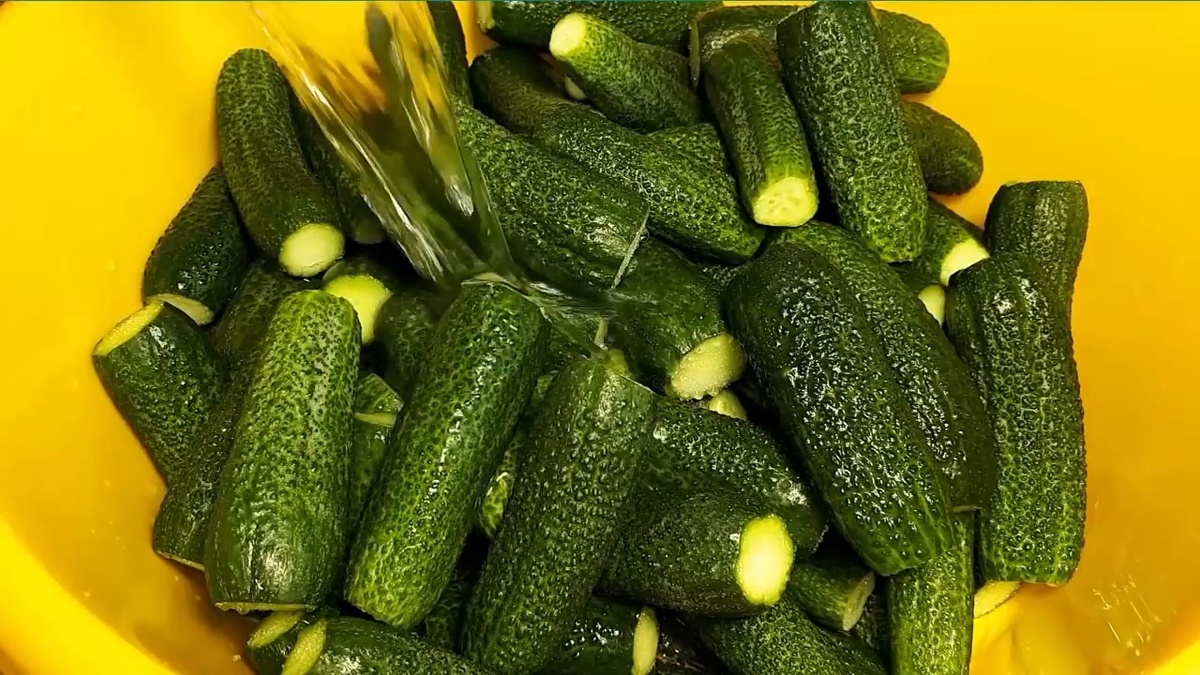 Если этого не сделать, то огурцы впитают слишком много рассола.