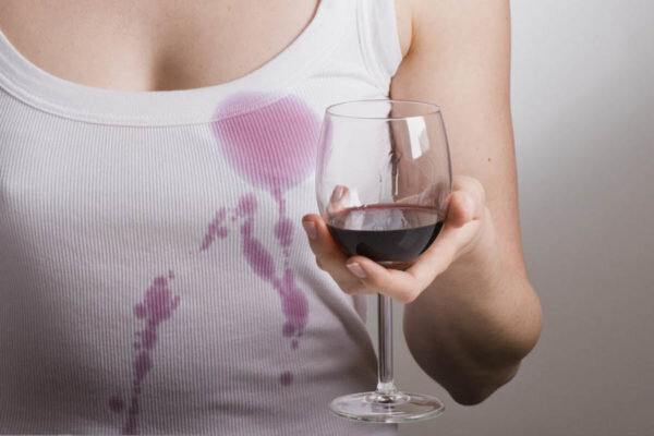 Как удалить пятно от красного вина прямо на вечеринке, в баре или дома