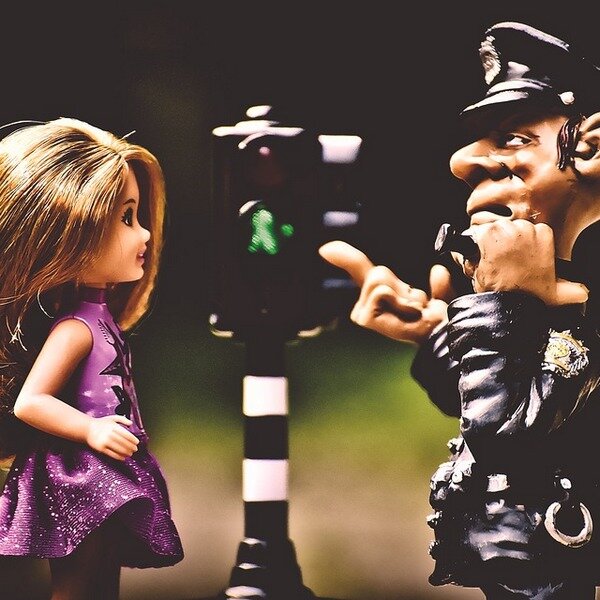 Фото от https://cdn.pixabay.com/photo/2018/09/02/17/28/police-3649293_960_720.jpg