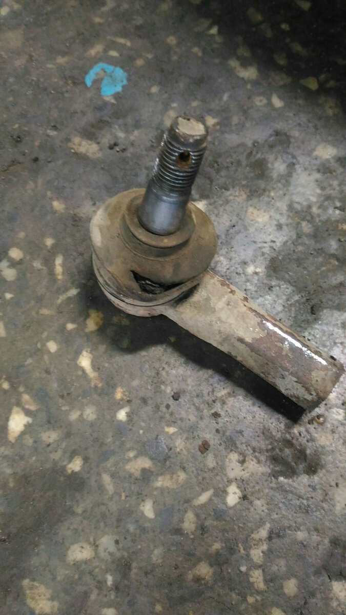 Рулевой наконечник с порванным пыльником