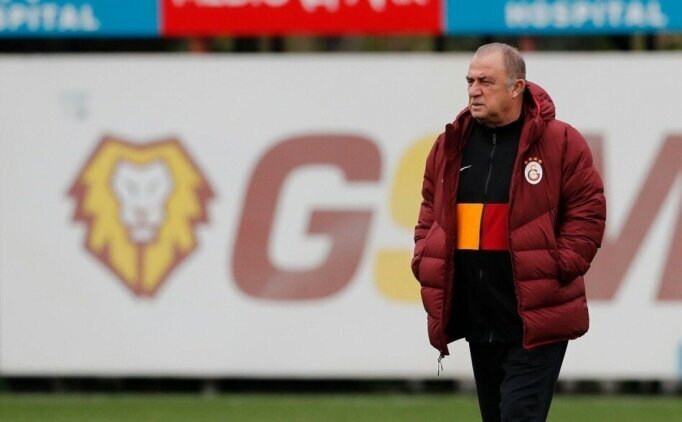 Galatasaray, Süper Lig’in 14. haftasında 7 Aralık Cumartesi günü sahasında Aytemiz Alanyaspor’la yapacağı maçın hazırlıklarına başladı. 
Ziraat Türkiye Kupası 5. tur ilk maçında dün konuk ettiği TFF 2. Lig Kırmızı Grup ekibi Tuzlaspor’a 2-0 yenilen sarı-kırmızılılar, Florya Metin Oktay Tesisleri’nde teknik direktör Fatih Terim yönetiminde çalıştı.

 
Sakatlıkları düzelen Şener Özbayraklı, Emre Akbaba (Lisansı yok) ve Mario Lemina’nın antrenmanın tamamında takımla çalıştığı aktarıldı. Ryan Babel ve Sofiane Feghouli’nin ise salonda fizyoterapistler eşliğinde çalışma yaptığı kaydedildi.

Sarı-kırmızılılar, Aytemiz Alanyaspor maçının hazırlıklarını yarın Florya Metin Oktay Tesisleri’nde yapacağı antrenmanla tamamlayacak.