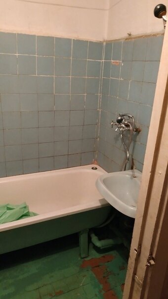 Мужик не ленился и сам отремонтировал ванную, потратив на все 40 000 рублей. Фото До/После.