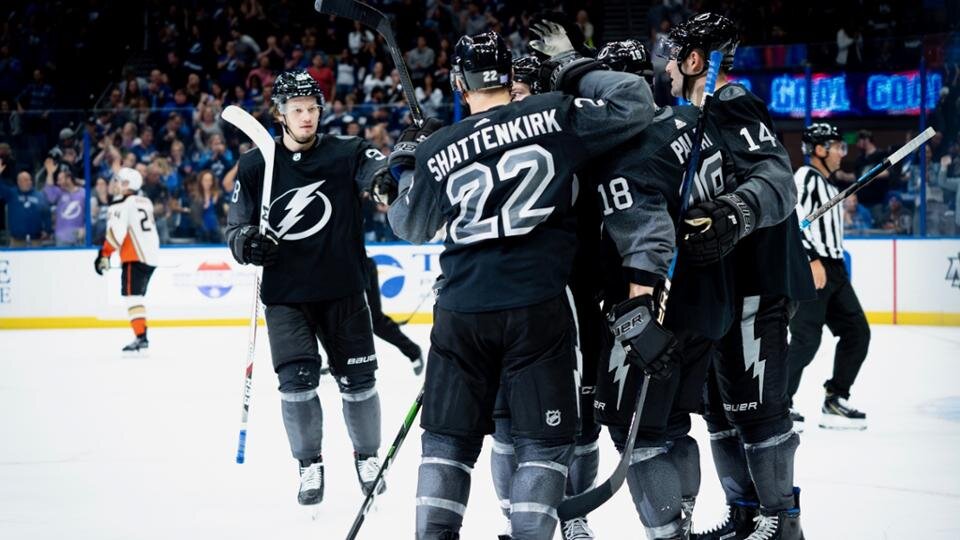 "Тампа Бэй Лайтнинг" и М.Сергачев празднуют очередную забитую шайбу.