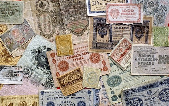Экспонаты исторической выставки денежных банкнот России