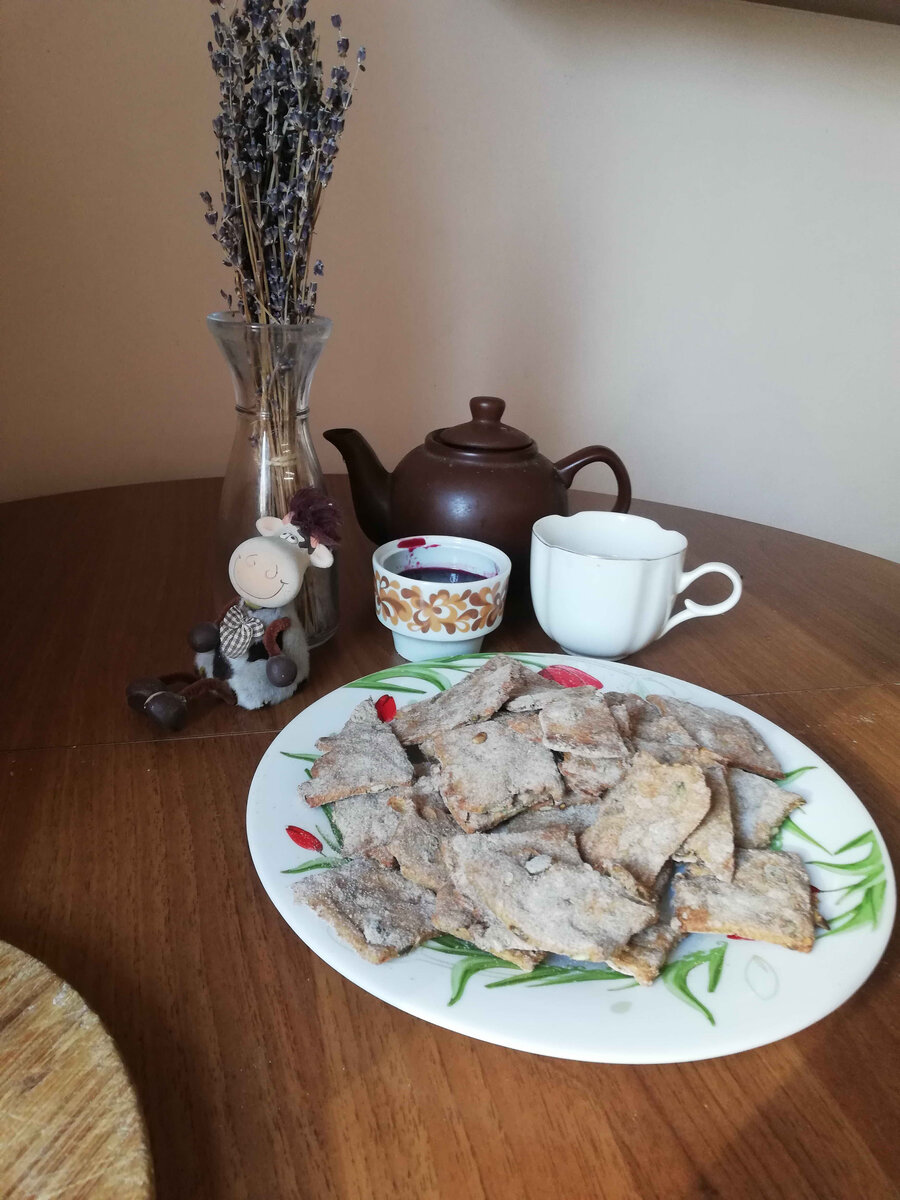 Тонкие хрустящие несладкие крекеры с ароматом розмарина и целыми тыквенными семечками.
