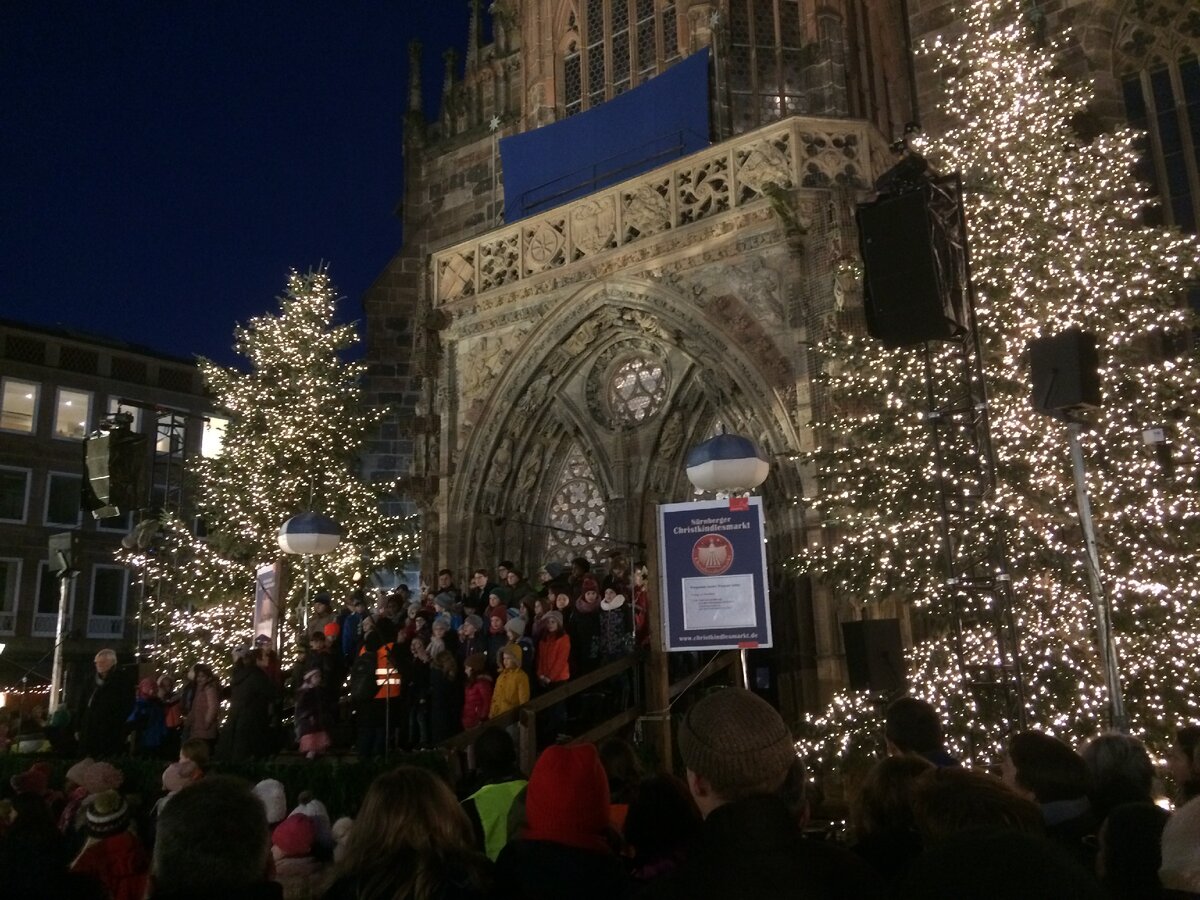 Открытие самой знаменитой немецкой ярмарки - Нюрнбергской. Именно при протестантах она впервые приобрела такой размах и стала работать несколько недель. Фото Александры Кудрявцевой