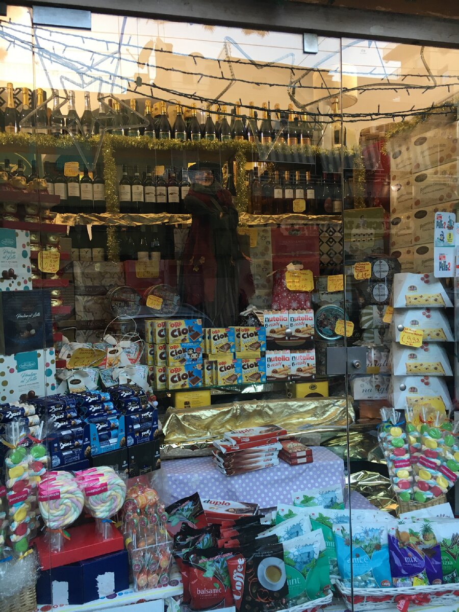 В Неаполе все магазины украшают к празднику.