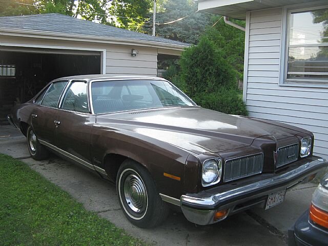 Pontiac LeMans Luxury Sedan, 1973. Фото с сайта collectorcarads.com