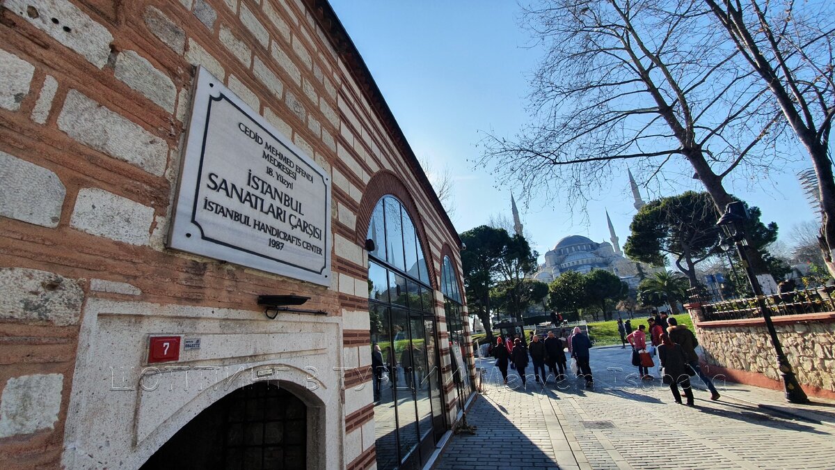 Кафе около мечети.