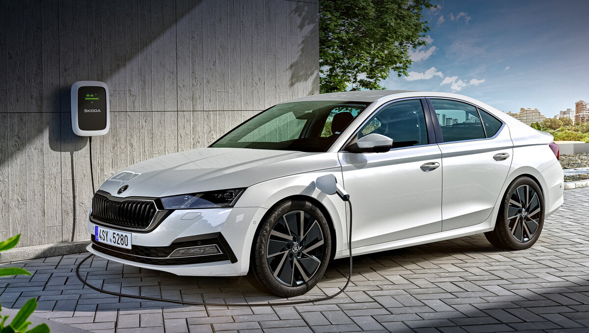 Гибрид Skoda Octavia RS iV дебютирует в мартовской Женеве. Для «четвёртой» Октавии заявлены два подключаемых гибрида iV. На фото показан базовый вариант 1.4 TSI iV (204 л.с., 350 Н•м), который разменивает сотню за 7,9 с и достигает 220 км/ч.