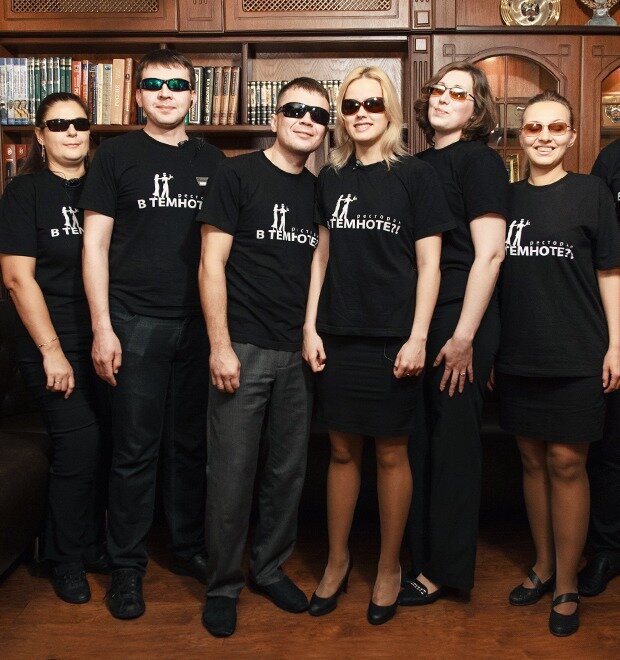 Официанты ресторана "В темноте!?"