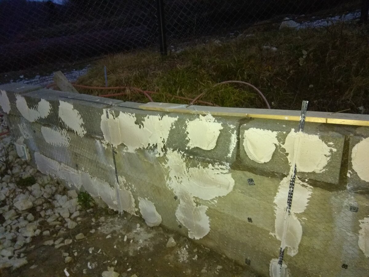 Маяки поставили на гипсовую штукатурку.