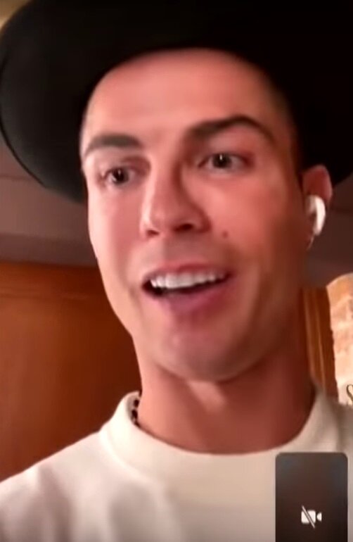 Роналду в шляпе от кардена или еще кого....