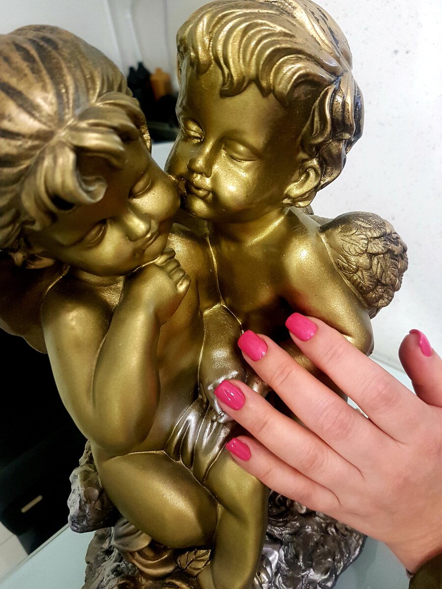 Ангелы любуються  маникюром 