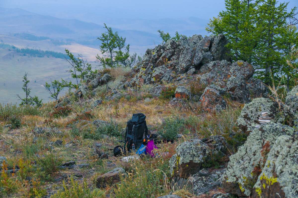 Мой частично разобранный рюкзак на горе Тан-Хан в Тажеранских степях