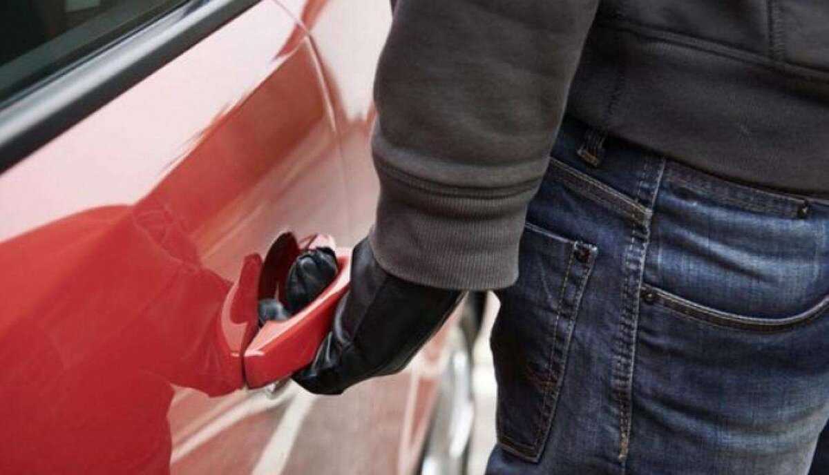 Перед покупкой автомобиля c рук рекомендуем проверять, не находится ли он в угоне. Источник фото: http://vilvolovo.ru/news/za-ugon-avtomobilya-osuzhden-zh/ 