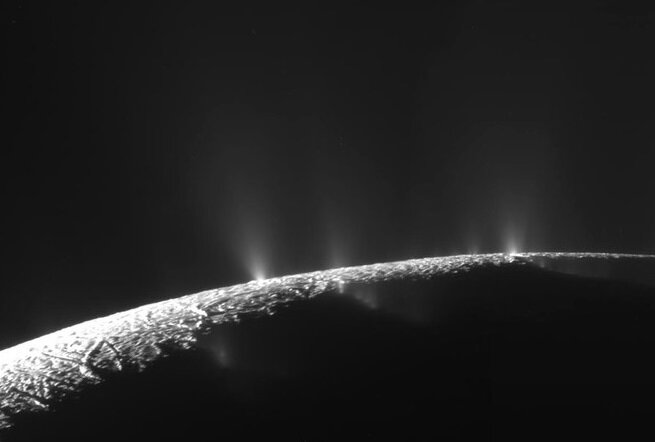  Редактировать галерею

Гейзеры на поверхности спутника,  снимок Кассини