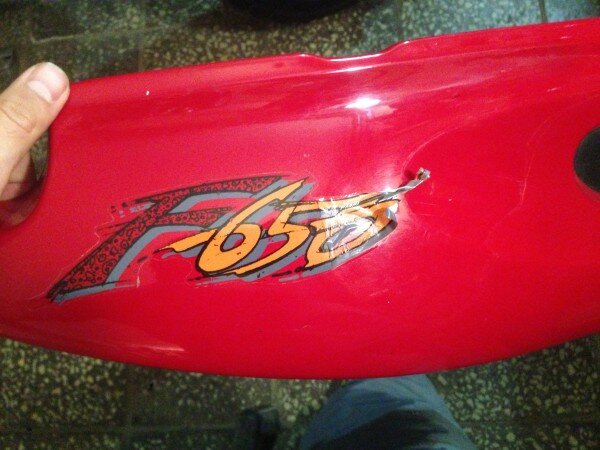 На фото: оригинальная наклейка мотоцикла BMW F 650