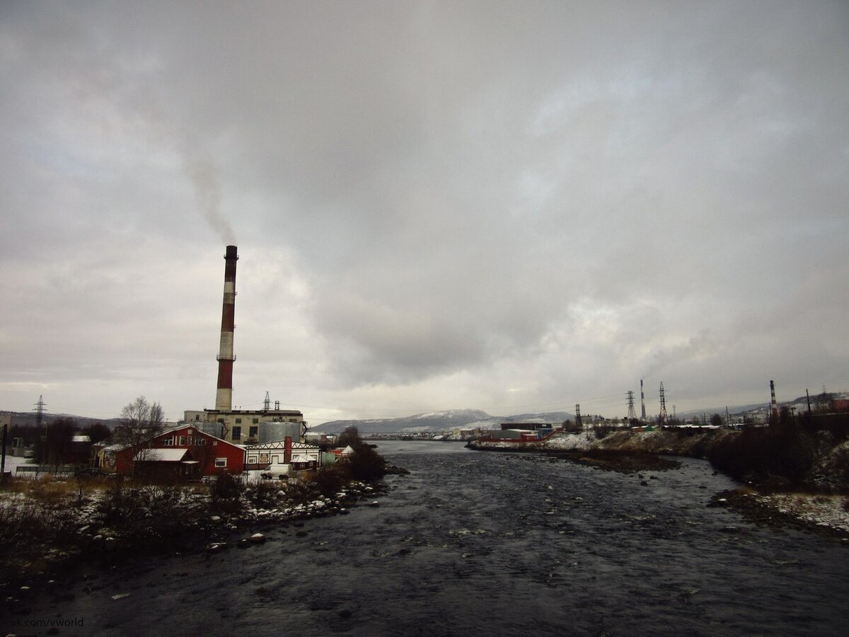 Сразу открывается красивый вид на устье реки Кола и Кольский залив. По-моему здесь есть что-то "норвежское". (Фотография с моста).