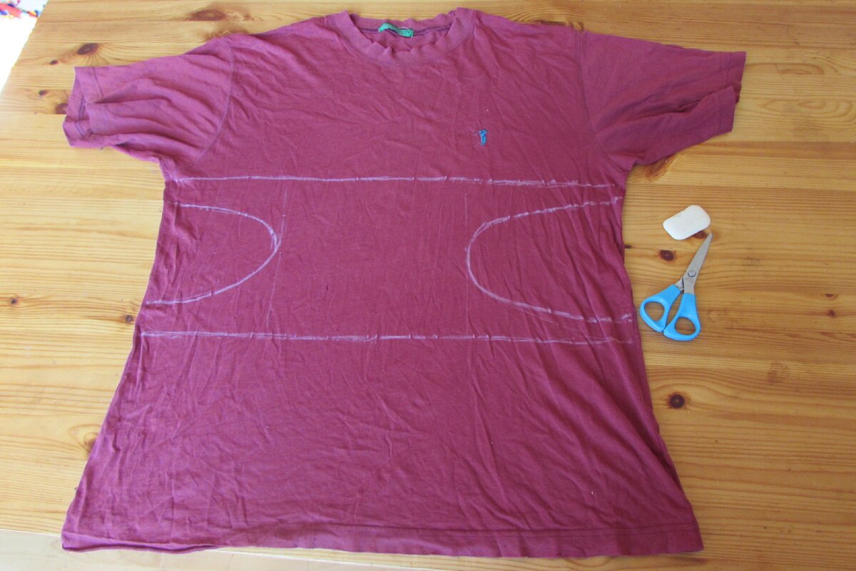 Всё на глаз, высота маски около 20 см.