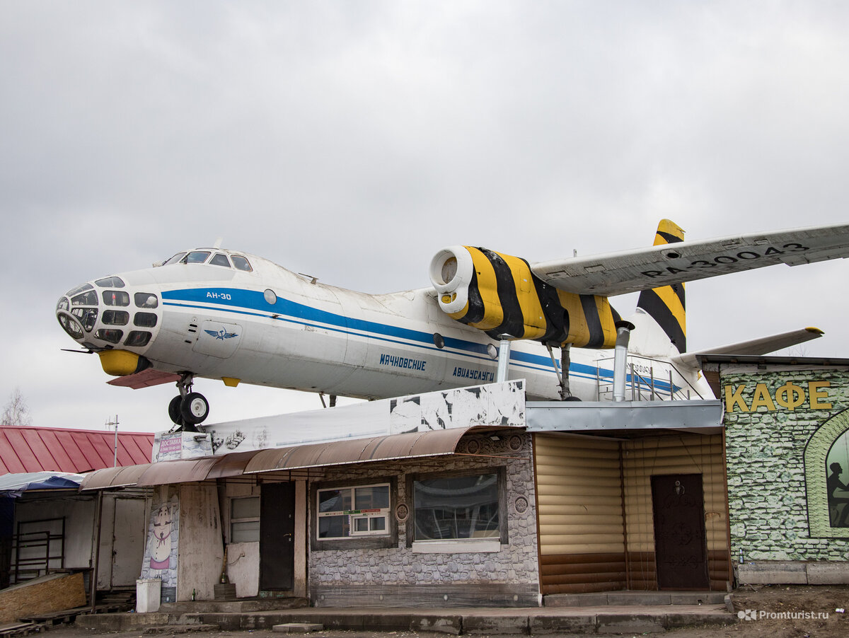 Кафе у самолета луховицы. АН 30. АН 30 Красноярск. Столовая у самолета под Воронежом.