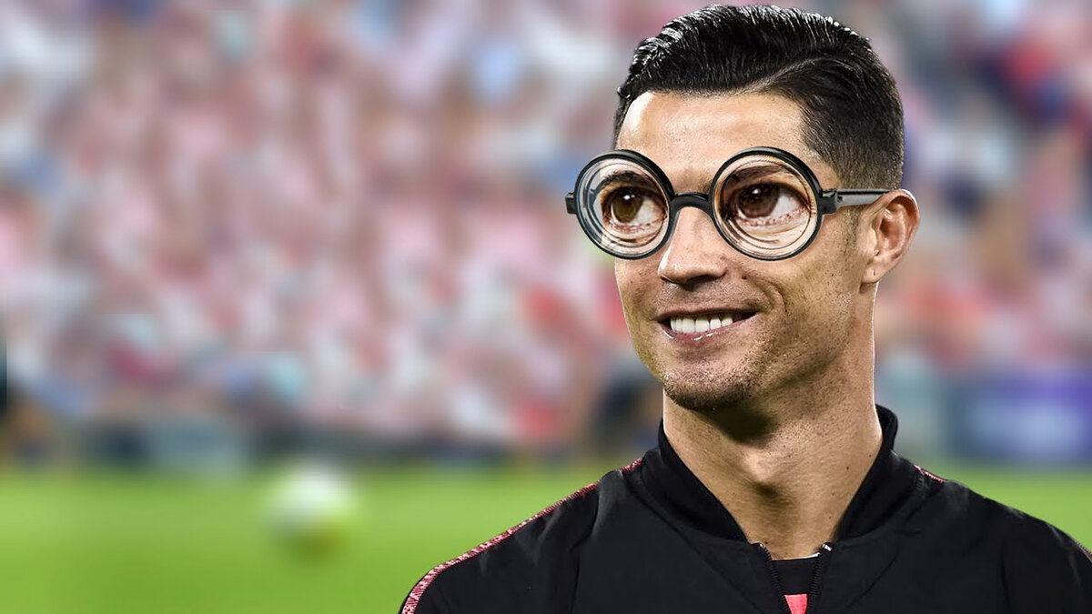 Футболист в очках. Роналду в очках для зрения. Очки для футболистов. Очки игроков