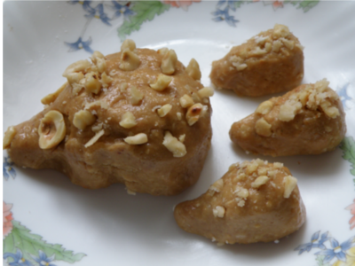 вкусные ежики из сладкой массы для сливочных колбасок.