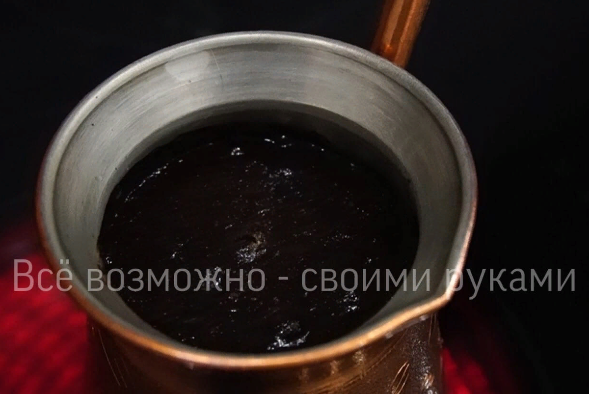 растворимый кофе после того, как засыпаем, медленно помешиваем растворяя гранулы в холодной воде