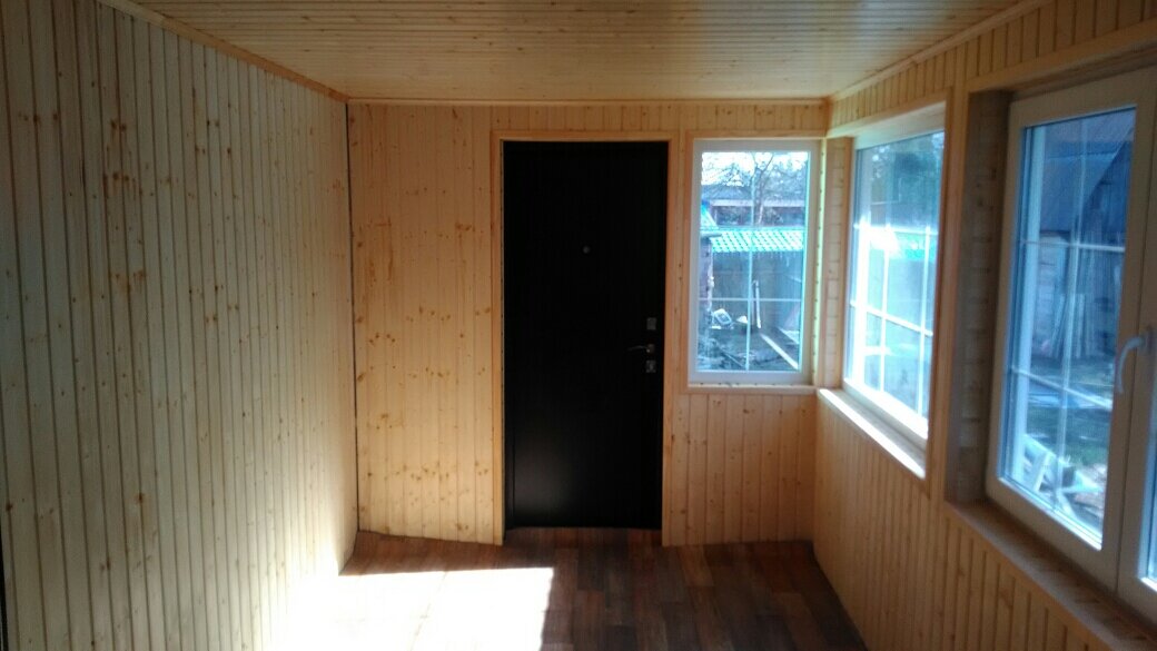 Дерево - самый практичный и долговечный материал для веранды