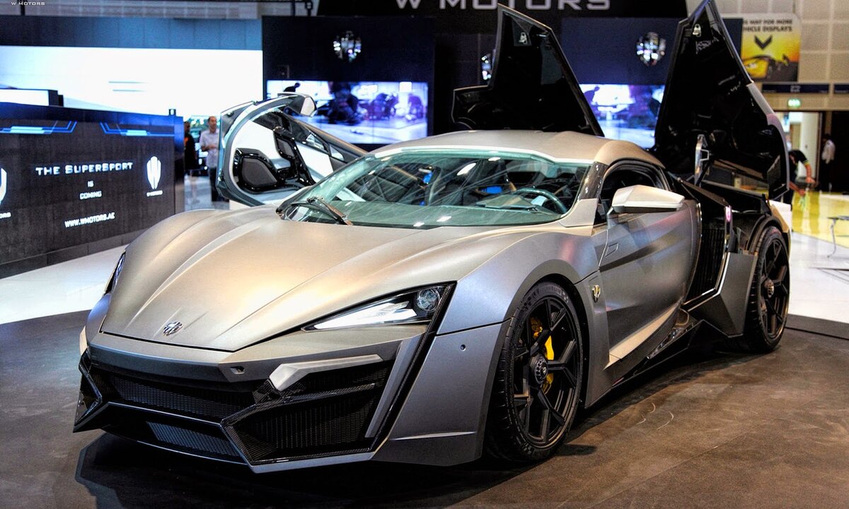 На пятой позиции находится W Motors Lykan Hypersport — первый спорткар, созданный ливанским производителем. Настоящая звезда кинофильмов. В одном из популярнейших блокбастеров под названием «Форсаж Семь» на этом автомобиле герои перелетели через 3 дубайских небоскреба. Человек, увидевший лишь раз дизайн этой модели, не перепутает ее ни с чем. Оборудован инкрустированными бриллиантами фарами, а внутрисалонное пространство выполнено из высококачественных материалов.Под капотом этого шедевра находится 3,8-литровая «твин-турбошестерка», выдающая 750 л.с. при крутящем моменте 950 Нм. От нуля до 100 набирает 2.8 сек., предельная скорость составляет 385 километров в час.
Ценник — 3.4 млн долларов либо 226 млн 442 тыс. рублей.