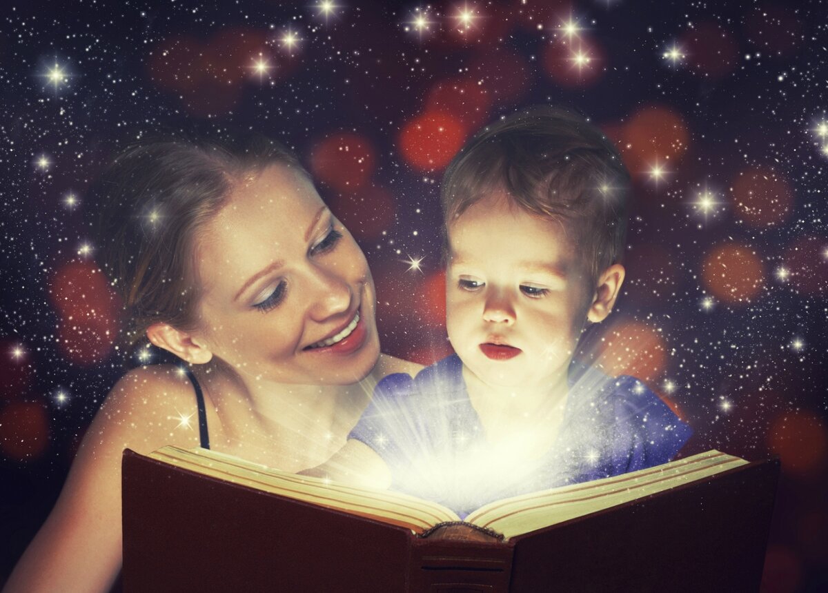 Чтение сказок. Чтение для детей. Ребенок рассказывает сказку. Дети читают. Сын читает про маму