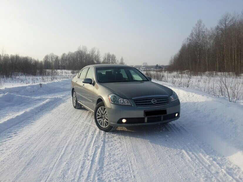 Nissan Fuga Внешний вид машины впечатляет и выглядит она достаточно большой. Достаточно высокий дорожный просвет для седана подобного класса, сколько точно в мм не скажу.