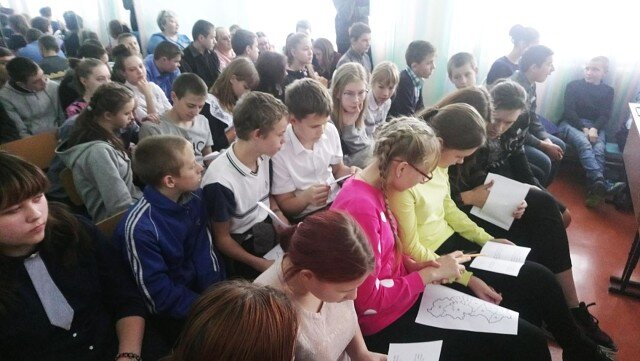 зрители рассматривающие карту Поперечного