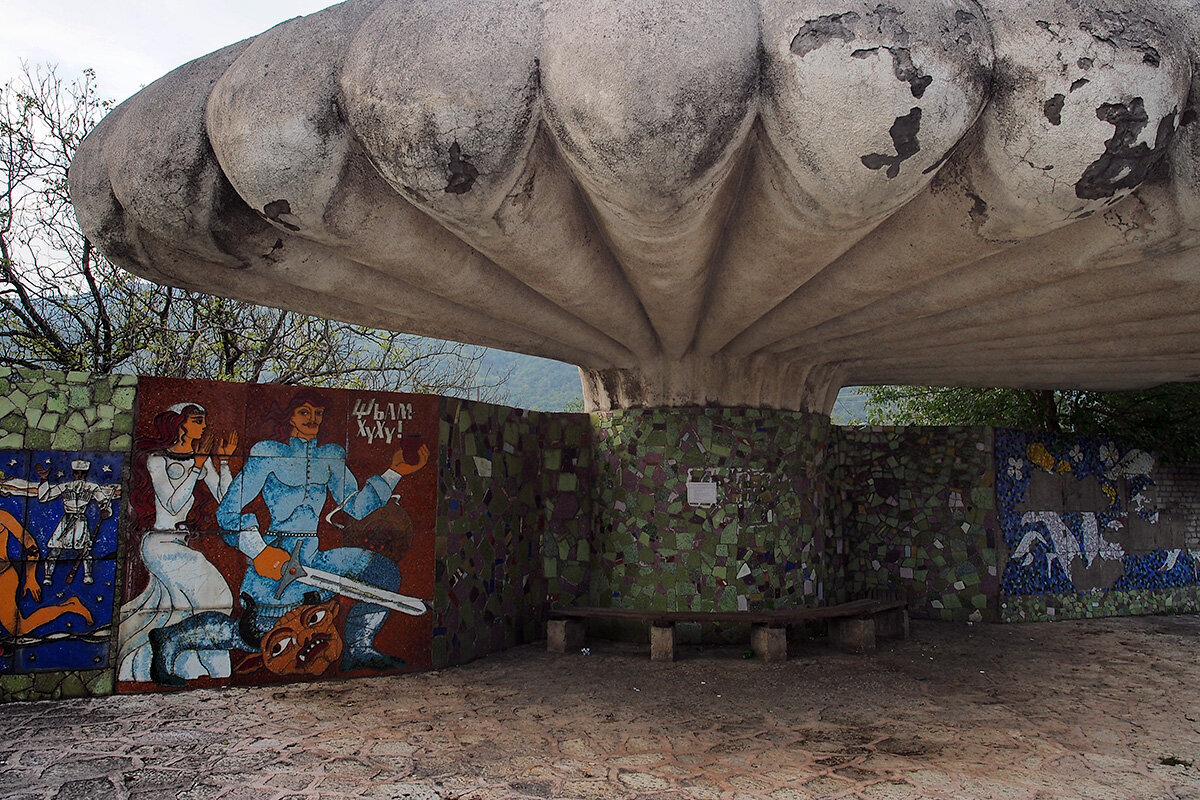 Остановки церетели в абхазии. Автобусные остановки в абхазии церетели. Автобусные остановки в абхазии церетели. Церетели абхазия. Ракушки церетели в абхазии.