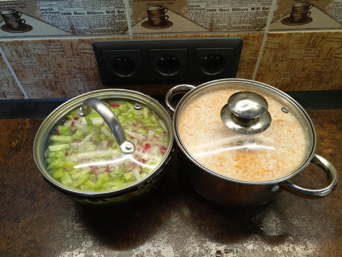 Огурец и редиска под заливкой из сыворотки для двуногих, и - барабанная дроПЬ - измельченная морковка с кефиром для Кубы и Ляли