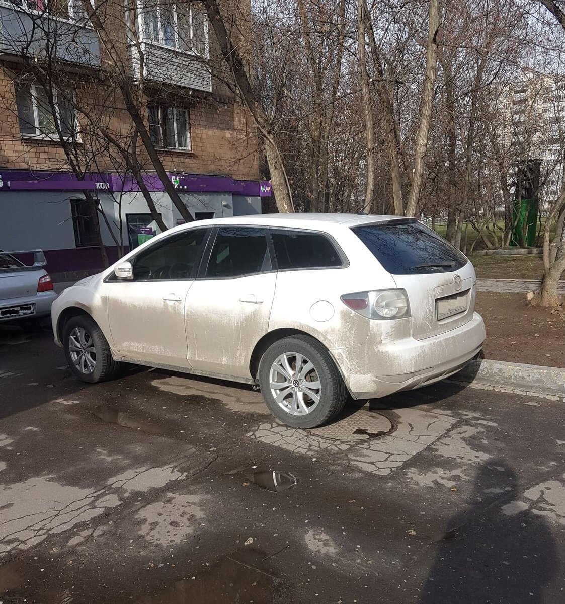 Сами с усами. Свою же машину слабо помыть?  Фото автора