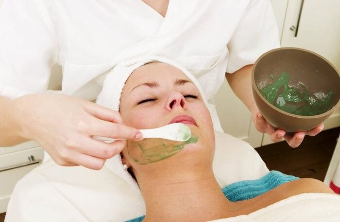 С петрушкой можно делать маски для лица от пигментных пятен