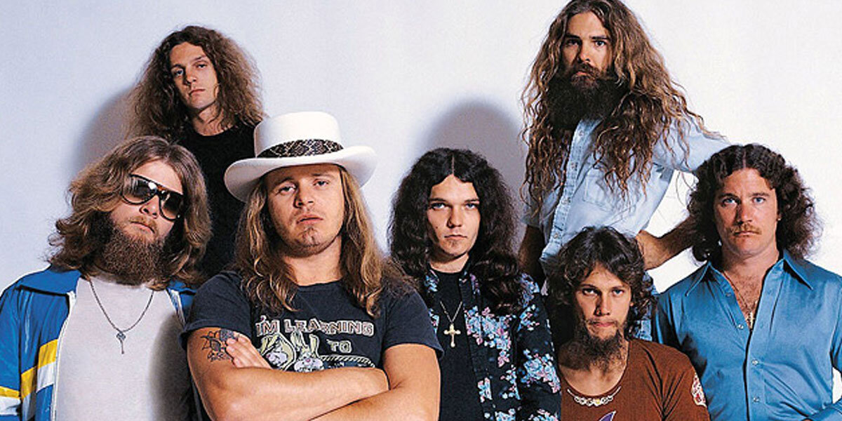 Lynyrd Skynyrd (Ронни Ван Зант в шляпе, Стив Гейнс второй снизу справа)