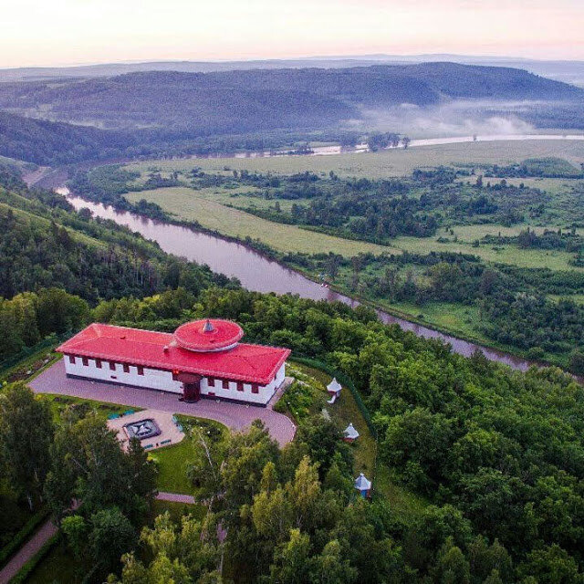 Паровая лечебница  санатория "Янган-Тау". В долине - река Юрюзань. Южный Урал. Фото Виталия Борисова.