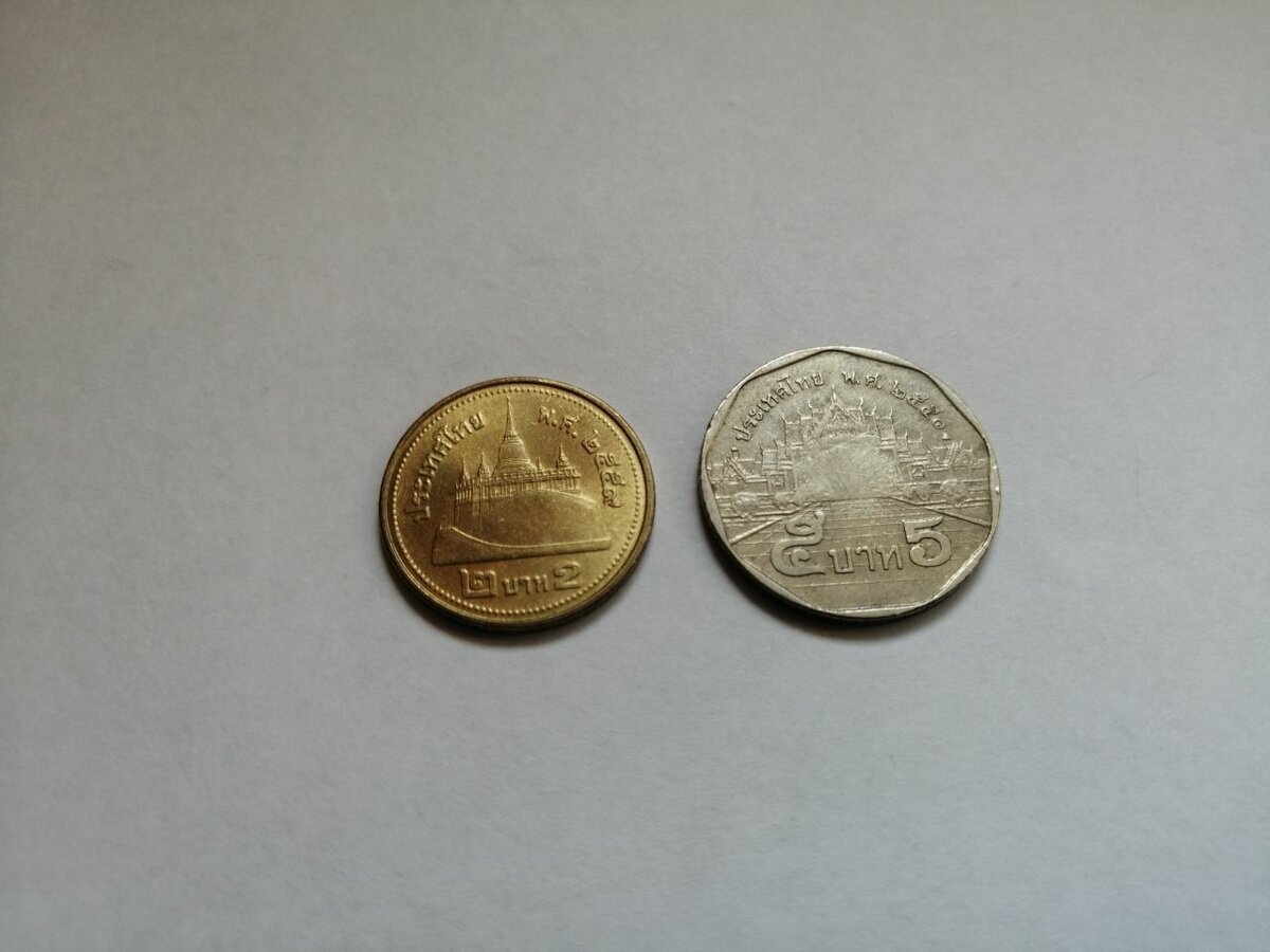 Монеты достоинством 2 и 5 бат