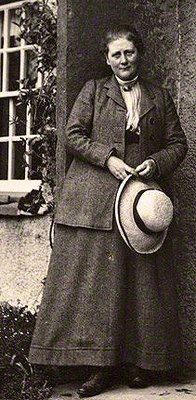 https://upload.wikimedia.org/wikipedia/commons/thumb/9/93/Beatrix_Potter_by_King_cropped.jpg/196px-Beatrix_Potter_by_King_cropped.jpg