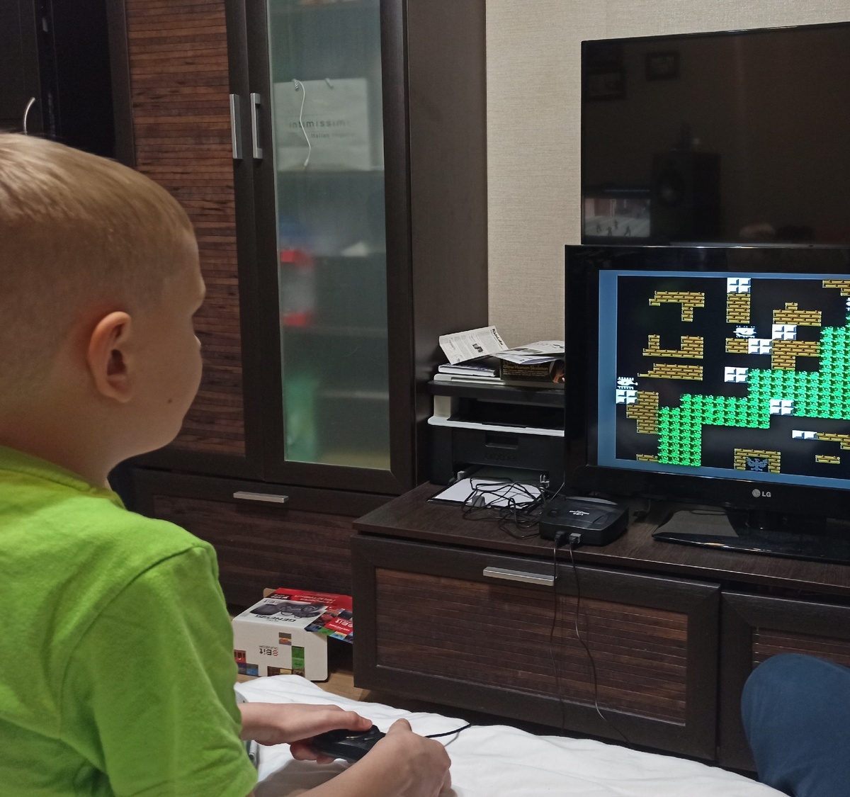 Сейчас игры уже "встроены" в приставку. Картриджы можно не покупать