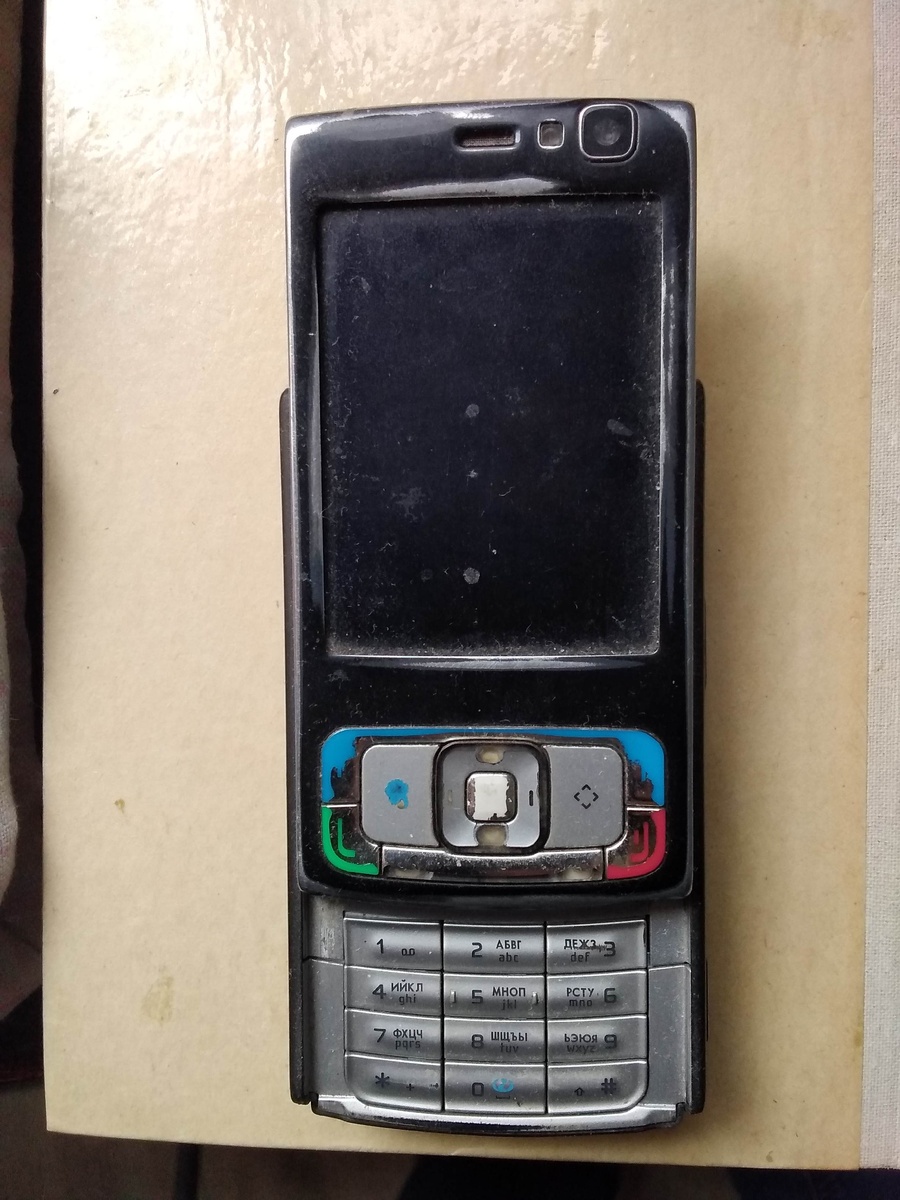 вот он красавчик))Nokia N95 2007 года - на удивление до сих пор работает)