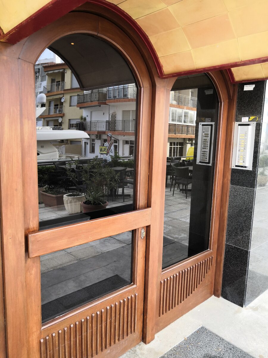 Аккуратные двери в подъезд