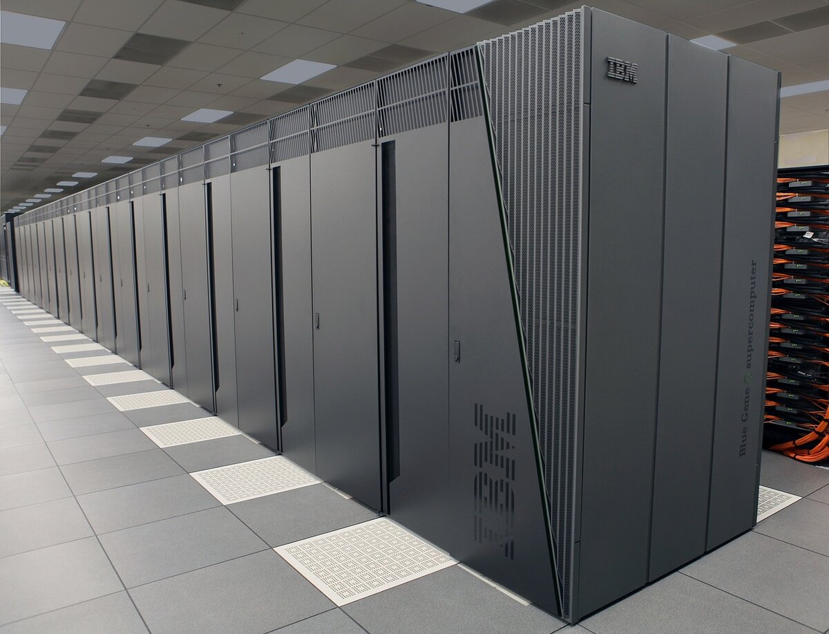https://cdn.pixabay.com/photo/2016/10/29/19/54/supercomputer-1781372_1280.jpg