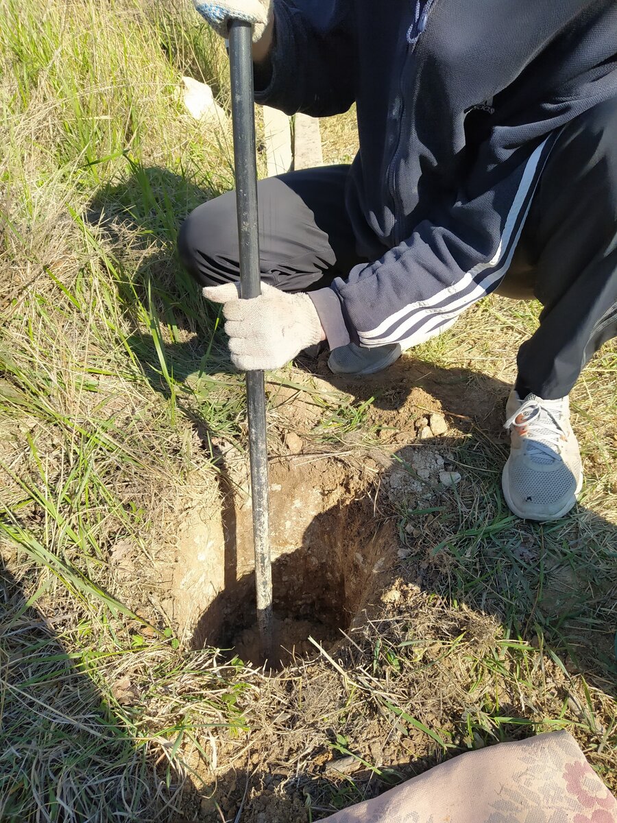 Старший сын делаем яму для столбика