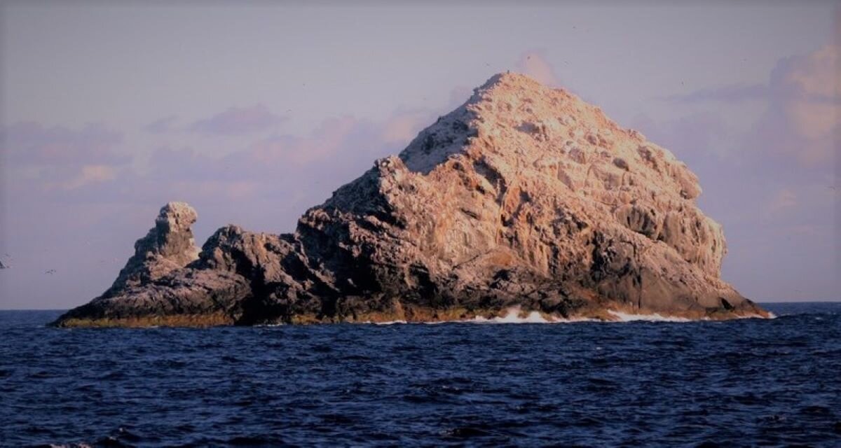 Над морем видна лишь верхушка Пухахону, самого большого щитового вулкана на Земле, фото popmech.ru 
