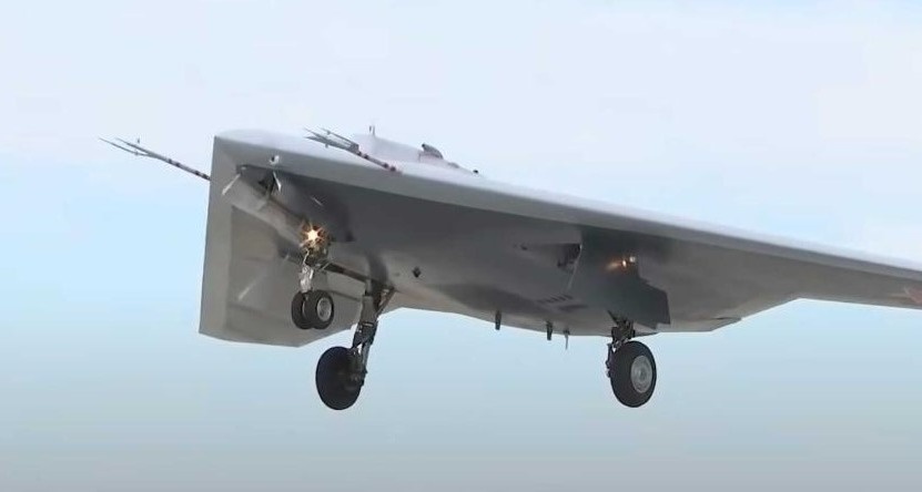 «Охотник» (С-70) в полете