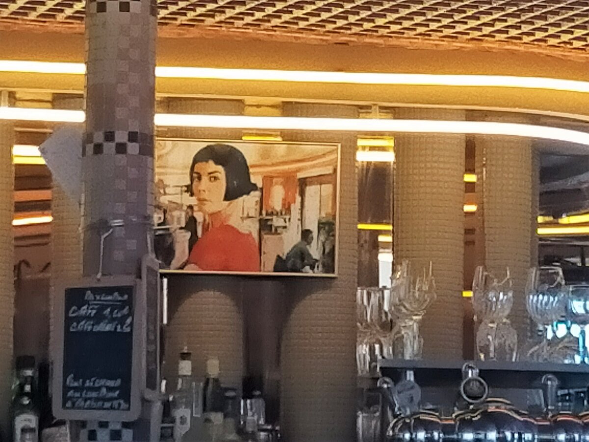 В этом кафе висит большое фото из фильма))).